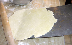 2 - Using a rimless sheet to lift the crust